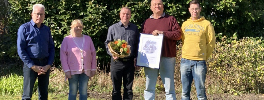 Kaufmännischer Leiter Ulrich Winter, Betriebsrätin Silvia Gajewski, Jubilar Maik Jansen, Geschäftsführer Rüdiger Tüshaus, Betriebsleiter Oliver Hoffmann